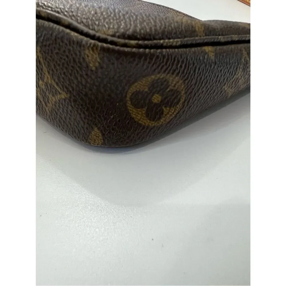 LOUIS VUITTON Pochette Accessoires Handbag Monogram LV - Picture 6 of 10